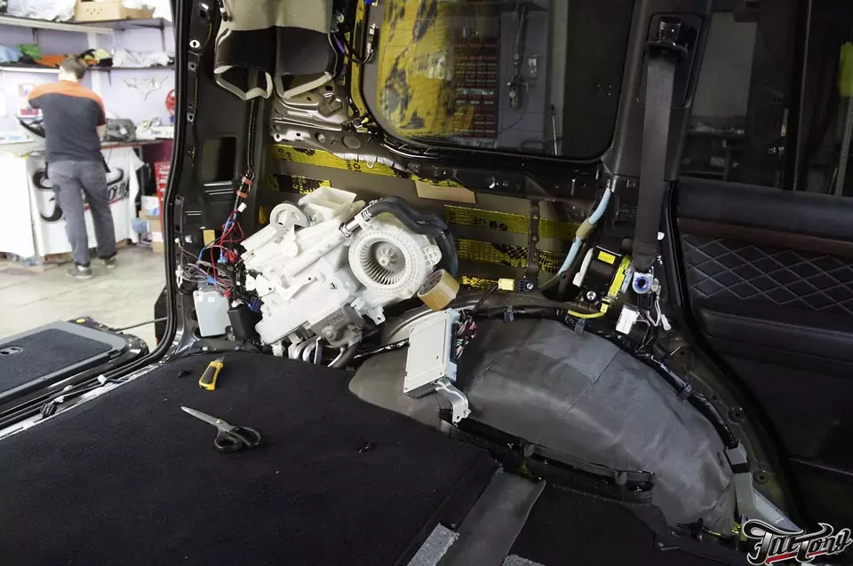 Toyota LandCruiser 200. Комплексная шумоизоляция салона. Полная замена акустической системы с изготовлением скрытого сабвуфера в штатное место.